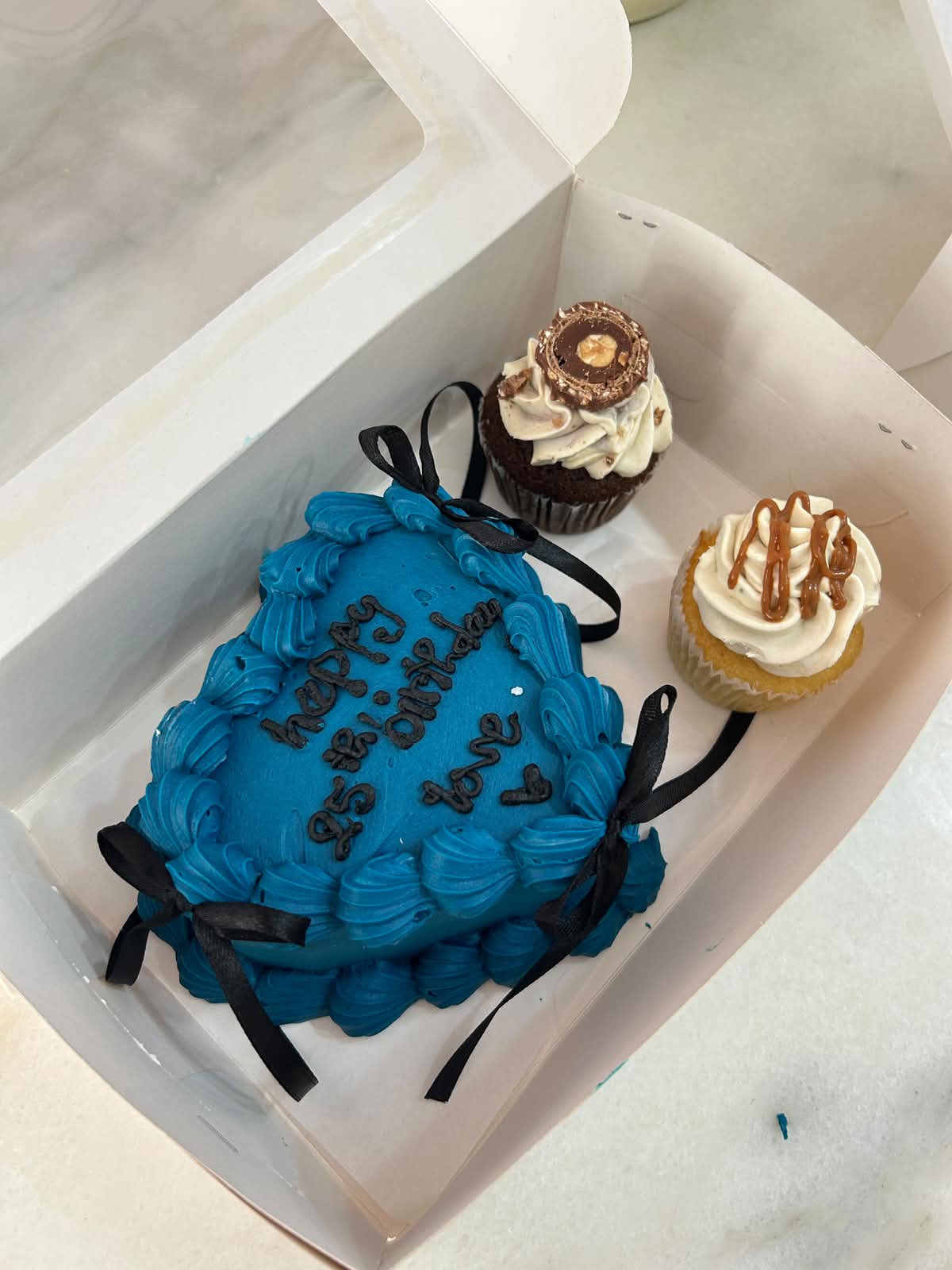 Bento cake cœur avec message manuscrit et deux cupcakes