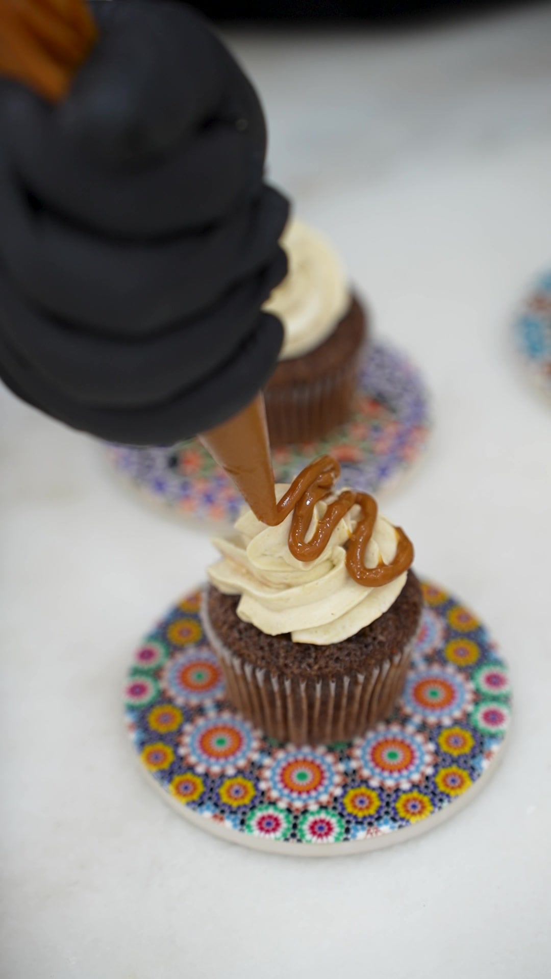 Sahar dépose caramel sur cupcake zellige