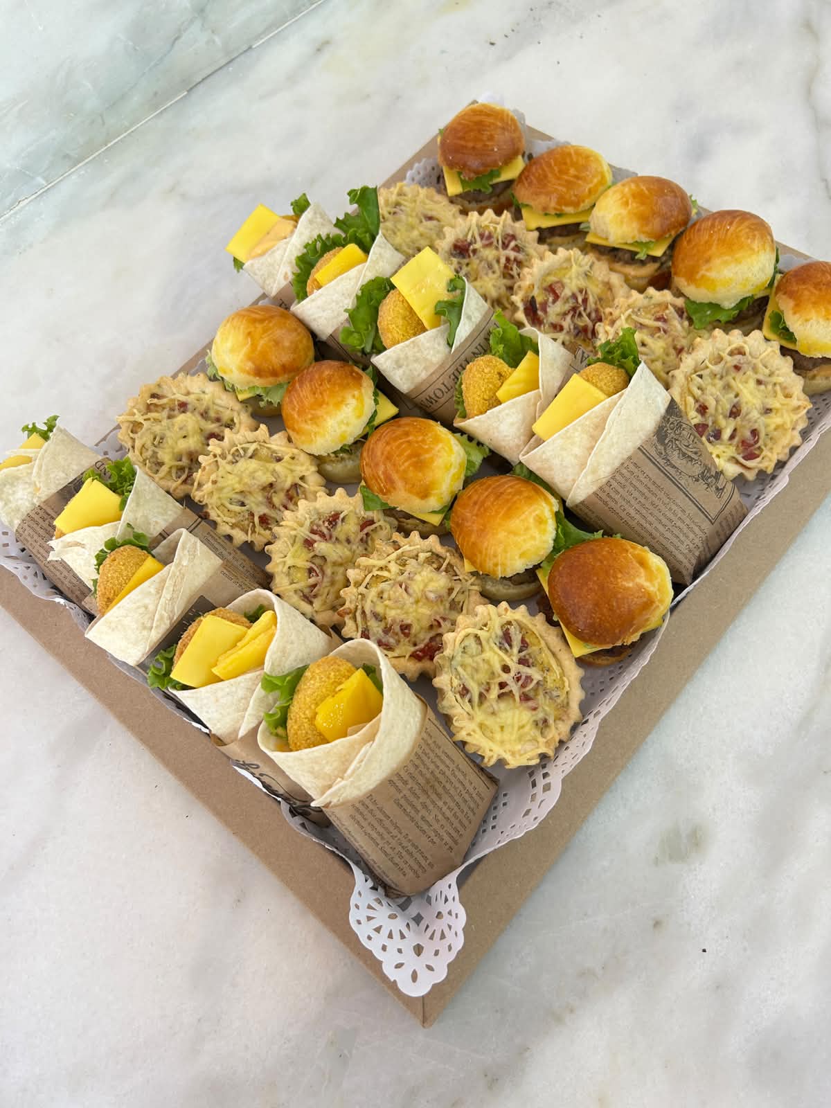 Quiche, mini-burgers et wraps sur un même plateau. Le salé qui ouvre vos réceptions.